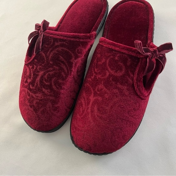 Isotoner Valerie Scarlet Red Velour Hoodback Clog Slippers Size 7.5/8 - Picture 2 of 15
